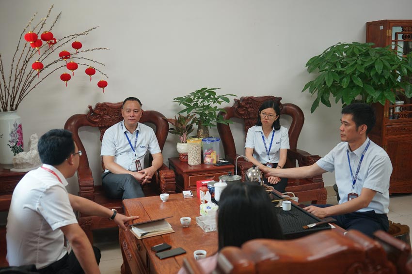 《品質(zhì)》欄目組領(lǐng)導(dǎo)與梁漢棋董事長、曹傳偉總經(jīng)理洽談事宜